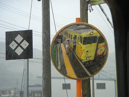 はばタンラッピング電車 and 佐用町ひまわり祭り 2009-07-26: Waiting for the rain to subside