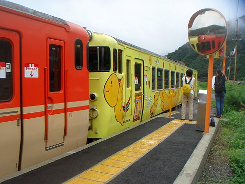 はばタンラッピング電車 and 佐用町ひまわり祭り 2009-07-26: Habatan train pulling away 2