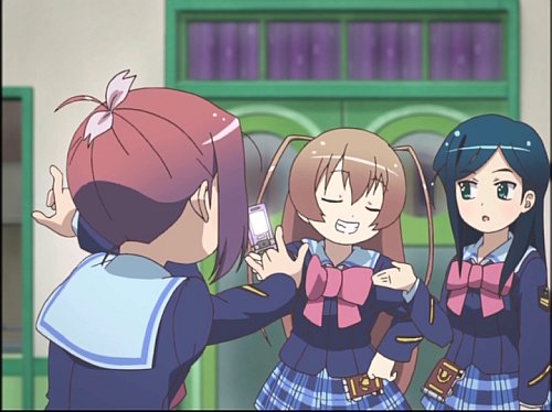Mei is not acutally doing manzai. Momo brags while Manabi looks on, perplexed.